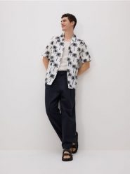 Wzorzysta koszula comfort fit - złamana biel. Koszule Reserved, l, bez wzorów, z bawełny, bez kołnierzyka, bez ramiączek. Za 129.99 zł.