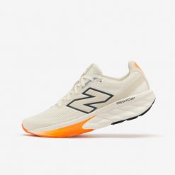 Buty do biegania męskie New Balance Fresh Foam 520 V9. Białe buty do biegania New Balance, bez wzorów, bez zapięcia, do biegania. W wyprzedaży za 259.99 zł.