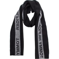 Szal TOMMY HILFIGER - Selvedge Knit Scarf AM0AM04032 002. Szaliki marki Tommy Hilfiger. W wyprzedaży za 199.00 zł.