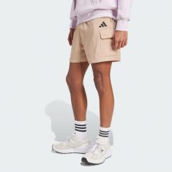 Szorty Essentials Small Logo Cargo Chelsea. Brązowe szorty Adidas, xl, bez wzorów, z materiału, sportowe. Za 179.00 zł.