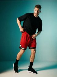 Sportowe szorty z kontrastową lamówką - czerwony. Czerwone krótkie spodenki sportowe Sinsay, l, bez wzorów. Za 39.99 zł.