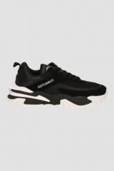 JUST CAVALLI Czarne sneakersy FONDO GRUT DIS. 4. Czarne buty sportowe casual Just Cavalli, bez wzorów, bez zapięcia. W wyprzedaży za 719.99 zł.