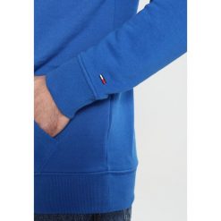 Tommy Jeans ESSENTIAL GRAPHIC HOODIE Bluza z kapturem nautical blue. Bluzy z kapturem marki Tommy Jeans, m, z bawełny, z kapturem. Za 399.00 zł.