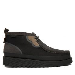 Trzewiki Clarks. Czarne botki sznurowane Clarks, bez wzorów, bez obcasa, bez zapięcia. Za 699.99 zł.