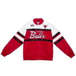 Bluza dresowa zapinana na guziki Chicago Bulls. Czerwone bluzy Mitchell & Ness, s, bez wzorów, z dresówki, bez kaptura. Za 577.00 zł.