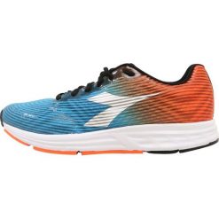 Diadora ACTION +3 Obuwie do biegania treningowe flame orange/blue stellar. Buty do biegania marki Diadora, z materiału. Za 319.00 zł.