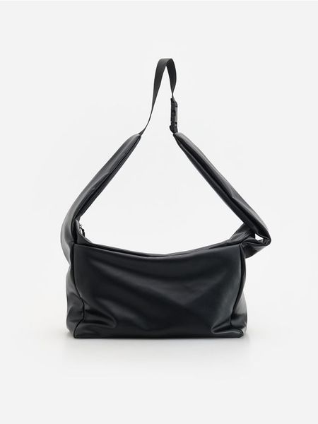 Torba na ramię - czarny. Czarne torby na ramię Reserved, bez wzorów, ze skóry, na ramię, małe, bez dodatków. Za 179.99 zł.