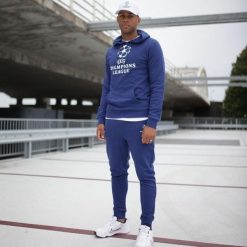 Champions League spodnie dresowe dla dorośli. Niebieskie spodnie materiałowe CHAMPIONS LEAGUE, na co dzień, s, bez wzorów, z bawełny, sportowe. Za 168.99 zł.