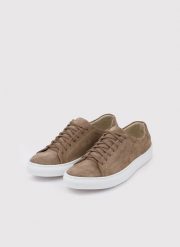 PAKO LORENTE – Beżowe sneakersy męskie. Brązowe buty sportowe casual Pako Lorente, bez wzorów, z zamszu, bez zapięcia. Za 229.99 zł.