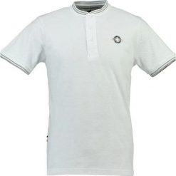 Koszulka polo "Karinga" w kolorze białym. Koszulki polo marki Canadian Peak, z haftami, z bawełny, ze stójką, z krótkim rękawem. W wyprzedaży za 130.95 zł.