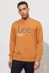 LEE SEASONAL LOGO CREW SWS MĘSKA BLUZA NADRUK CARAMEL L84QTJ99 112322640. Brązowe bluzy Lee, l, bez wzorów, bez kaptura. Za 149.99 zł.