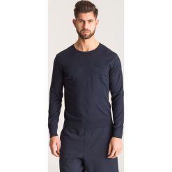 Granatowy sweter męski Armani Exchange z kieszenią. Niebieskie swetry nierozpinane Armani Exchange, l, bez wzorów, bez kołnierzyka, bez ramiączek. Za 167.60 zł.