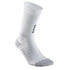 Skarpety sportowe Mid. Białe skarpetki sportowe KIPSTA, bez wzorów, z bawełny. Za 32.99 zł.