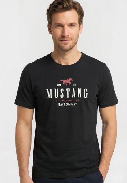 Męski T-Shirt Mustang Style Alex C Print Black 1016683 4142. Czarne t-shirty Mustang, m, bez wzorów, bez kołnierzyka, bez ramiączek. Za 69.99 zł.