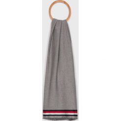 Tommy Hilfiger - Chusta. Szare szaliki Tommy Hilfiger, bez wzorów, z bawełny. W wyprzedaży za 129.90 zł.