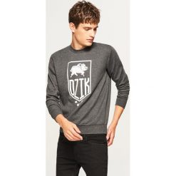 Sportowa bluza z nadrukiem - Szary. Szare bluzy bez kaptura marki Reserved, z nadrukiem. W wyprzedaży za 49.99 zł.