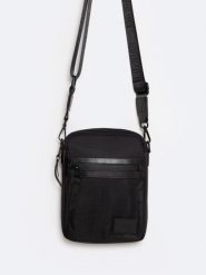 Torba męska typu crossbody czarna Wotino 906. Czarne torby na ramię BIG STAR, bez wzorów, z gumy, na ramię, małe, z tłoczeniem, bez dodatków. W wyprzedaży za 139.99 zł.