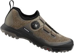 Buty rowerowe MTB Woman ET701. Brązowe buty turystyczne Shimano, bez wzorów, z gumy, bez zapięcia, rowerowe. Za 659.99 zł.