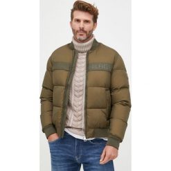 Tommy Hilfiger kurtka bomber męski kolor zielony zimowa. Zielone kurtki Tommy Hilfiger, na zimę, l, bez wzorów, bez kaptura. W wyprzedaży za 979.99 zł.