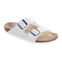 Klapki w kolorze białym. Klapki marki Birkenstock. W wyprzedaży za 249.95 zł.