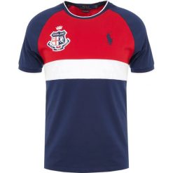 Polo Ralph Lauren SLIM FIT Tshirt z nadrukiem newport navy mult. Czarne koszulki polo sportowe marki Polo Ralph Lauren, z materiału. Za 539.00 zł.