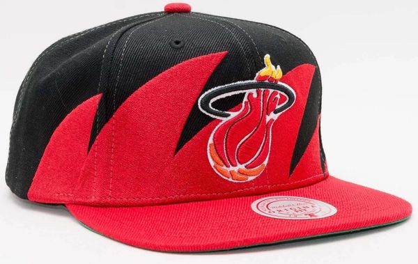 Mitchell & Ness NBA HWC Miami Heat czarno-czerwona czapka. Czarne czapki z daszkiem Mitchell & Ness, bez wzorów, z bawełny. Za 170.99 zł.