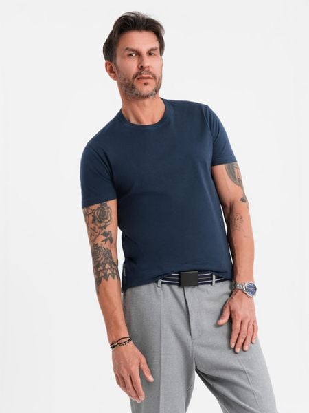 Klasyczny T-shirt męski bawełniany BASIC - granatowy V2. Niebieskie t-shirty Ombre Clothing, m, bez wzorów, z bawełny, bez kołnierzyka, bez ramiączek. W wyprzedaży za 29.99 zł.