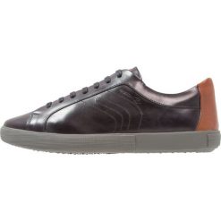 Geox JHARROD Sneakersy niskie black. Buty sportowe casual marki Geox. Za 429.00 zł.