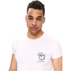 T-SHIRT Z HAFTEM. Czerwone bluzki z długim rękawem TOP SECRET, l, bez wzorów, z bawełny, bez kołnierzyka, bez ramiączek. W wyprzedaży za 14.99 zł.