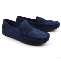 Zamszowe półbuty mokasyny męskie wsuwane granatowe Unisoft 7710. Eleganckie półbuty NEWS, bez wzorów, ze skóry ekologicznej, bez obcasa, bez zapięcia. Za 72.00 zł.