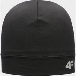 Czapka do biegania uniseks CAU004 - głęboka czerń. Czapki zimowe 4F, bez wzorów. W wyprzedaży za 34.99 zł.