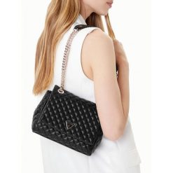 Torebka Guess. Czarne torby na ramię Guess, z aplikacjami, bez dodatków. Za 323.99 zł.