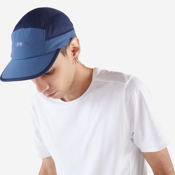 Czapka z daszkiem do biegania Kiprun 5 paneli. Niebieskie czapki z daszkiem KIPRUN, bez wzorów, z materiału. Za 49.99 zł.