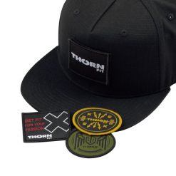 Czapka z daszkiem dla dorosłych THORN FIT Patch Snapback. Czarne czapki z daszkiem Thorn Fit, bez wzorów. Za 89.90 zł.