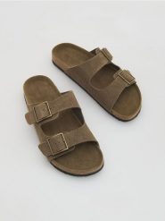 Zamszowe klapki z klamrami - brązowy. Brązowe klapki Reserved, z zamszu. Za 149.99 zł.