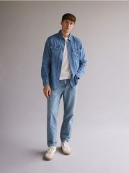 Denimowa koszula regular fit - niebieski. Niebieskie koszule Reserved, l, bez wzorów, z denimu, bez kołnierzyka, bez ramiączek. W wyprzedaży za 69.99 zł.