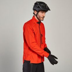Kurtka przeciwdeszczowa rowerowa MTB Rockrider Comfort 500. Czerwone kurtki przeciwdeszczowe ROCKRIDER, l, bez wzorów, z materiału, bez kaptura. Za 159.99 zł.