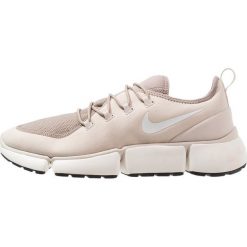 Nike Sportswear POCKET FLY Sneakersy niskie desert sand/white/sepia stone/sail/black. Buty sportowe casual marki Nike Sportswear. Za 459.00 zł.