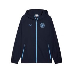 Kurtka dresowa Manchester City Woven 2025/26. Niebieskie kurtki Puma, bez wzorów, z dresówki, bez kaptura. Za 285.50 zł.