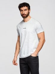 Męska koszulka bawełniana z nadrukiem na całej powierzchni i "ombre" na klatce piersiowej - biała V2 - Rozmiar: S. Białe t-shirty Ombre Clothing, m, bez wzorów, z bawełny, bez kołnierzyka, bez ramiączek. W wyprzedaży za 52.50 zł.