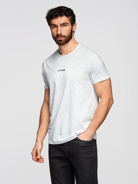 Męska koszulka bawełniana z nadrukiem na całej powierzchni i "ombre" na klatce piersiowej - biała V2 - Rozmiar: S. Białe t-shirty Ombre Clothing, m, bez wzorów, z bawełny, bez kołnierzyka, bez ramiączek. W wyprzedaży za 52.50 zł.