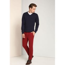 SWETER DŁUGI RĘKAW MĘSKI. Niebieskie swetry nierozpinane TOP SECRET, na zimę, bez wzorów, z bawełny, bez kołnierzyka, bez ramiączek. W wyprzedaży za 39.99 zł.