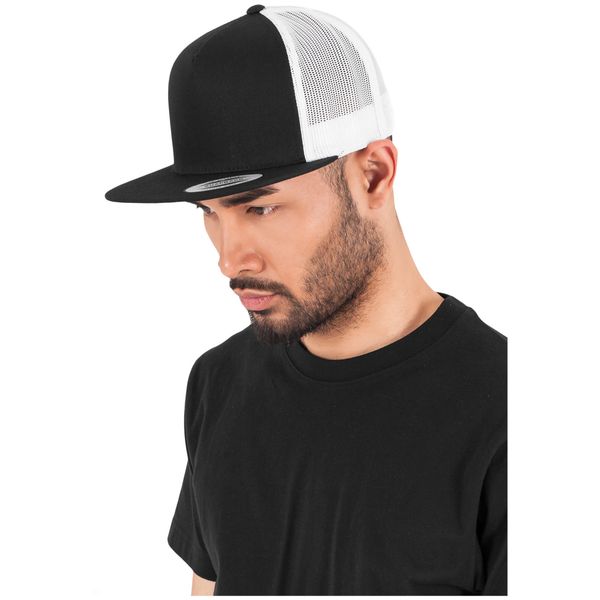 Czapka Flexfit Classique basic. Białe czapki z daszkiem FLEXFIT, bez wzorów. Za 86.50 zł.