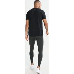 2XU ACCELERATE COMPRESSION Legginsy duffel camo/nero. Spodnie treningowe długie marki 2XU, z elastanu. W wyprzedaży za 356.30 zł.