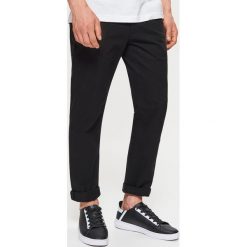 Materiałowe spodnie chino z kolekcji basic - Czarny. Spodnie materiałowe marki Cropp. Za 89.99 zł.