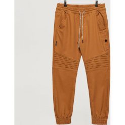 Spodnie typu jogger - Brązowy. Joggery i bojówki marki Cropp. W wyprzedaży za 49.99 zł.