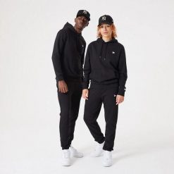 Bluza z kapturem New Era Essentials. Czarne bluzy New Era, m, bez wzorów, z kapturem. Za 294.50 zł.