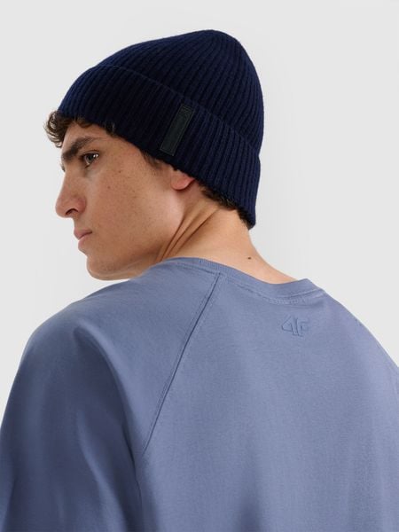 4F Czapka beanie wełniana męska - granatowa L. Niebieskie czapki zimowe 4F, bez wzorów, z dzianiny. Za 99.99 zł.