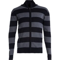 Granatowy Sweter Mildmay. Niebieskie swetry nierozpinane Born2be, na jesień, l, bez wzorów, bez kołnierzyka, bez ramiączek. Za 59.99 zł.