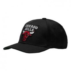 Czapka snapback klasyczna Chicago Bulls. Czarne czapki z daszkiem Mitchell & Ness, bez wzorów. Za 198.50 zł.